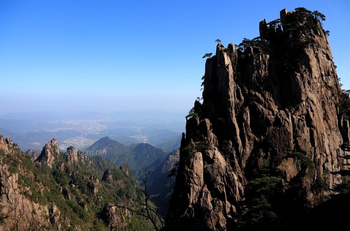 《云岿山》与其他知名山岳景点对比分析